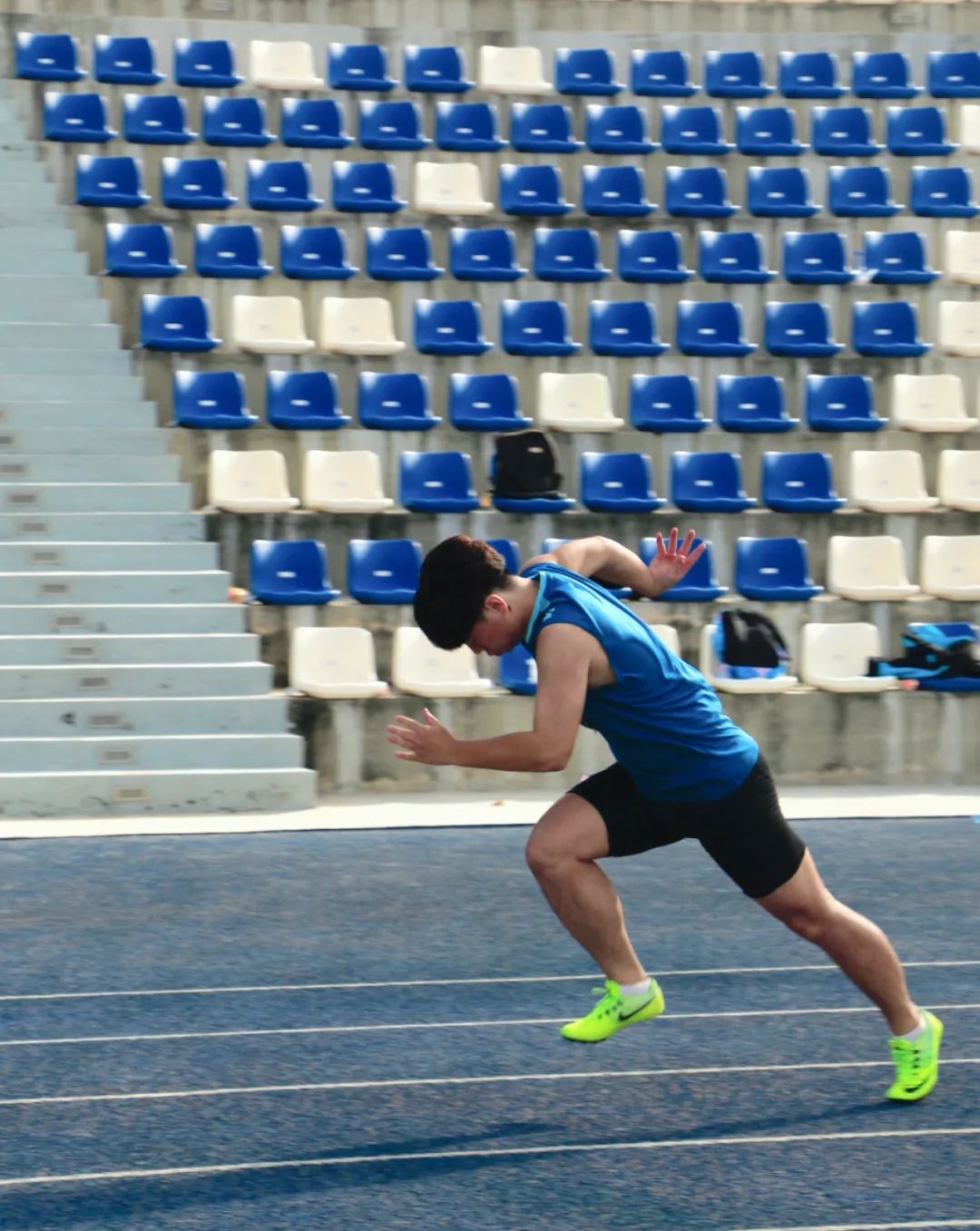 利比亚田径选手冲刺终点，尽展激情！