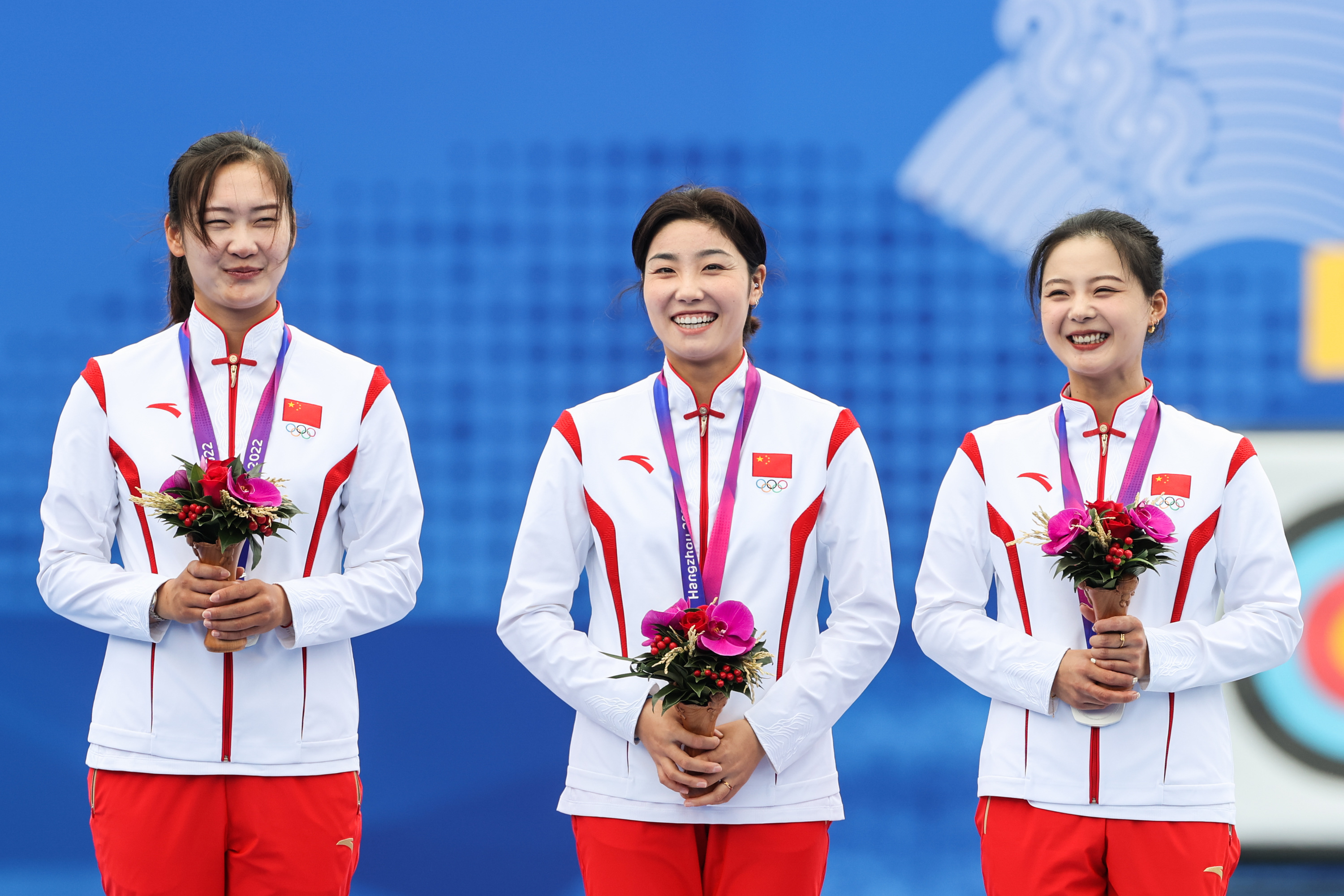 射箭女子团体：中国队制胜女将射中目标