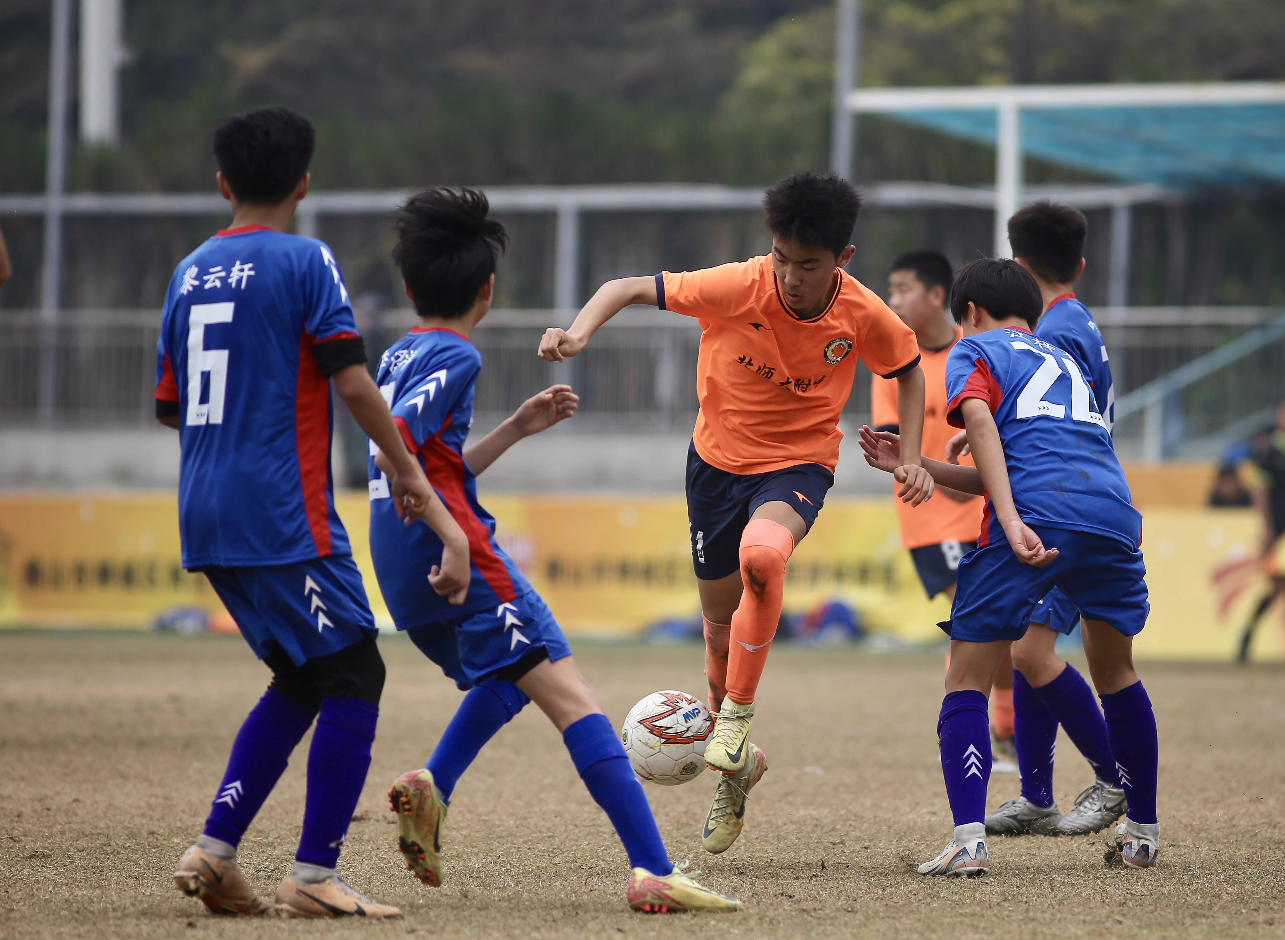 紧张局面下的足球壮举，谁将夺得荣耀？