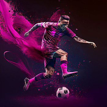 国内足球赛场竞争激烈，强队对决激情四射