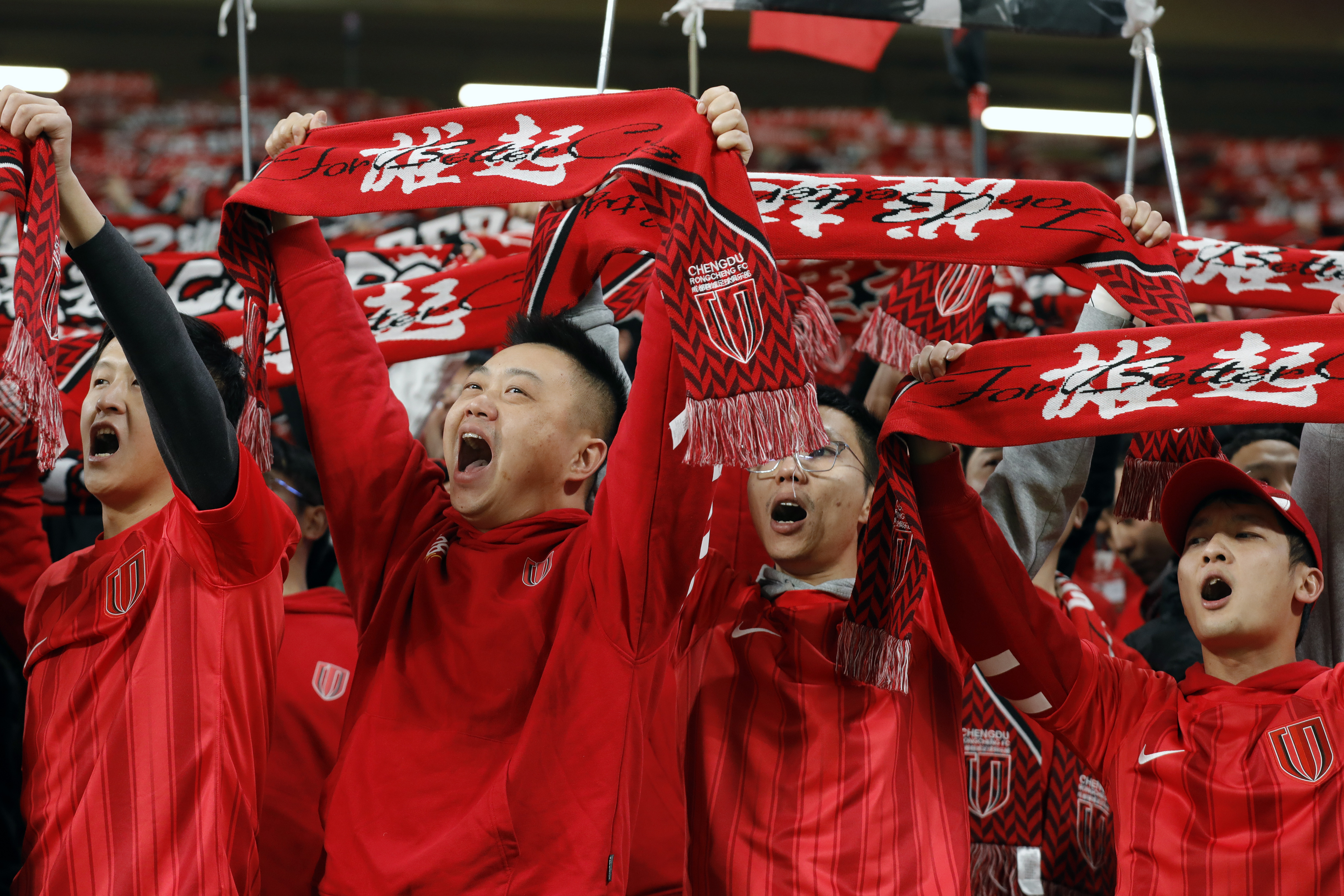 国内足球赛场竞争激烈，强队对决激情四射