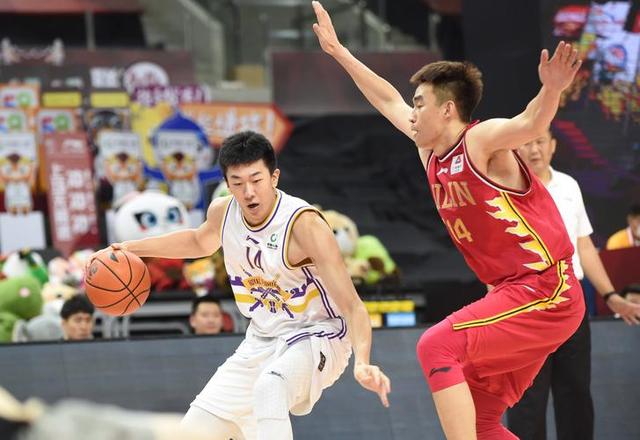 新人球员崭露头角，为球队注入活力