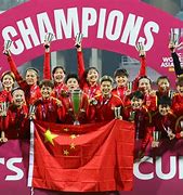 中国女足夺冠！亚洲杯足球赛的赛场传来胜利的呼声