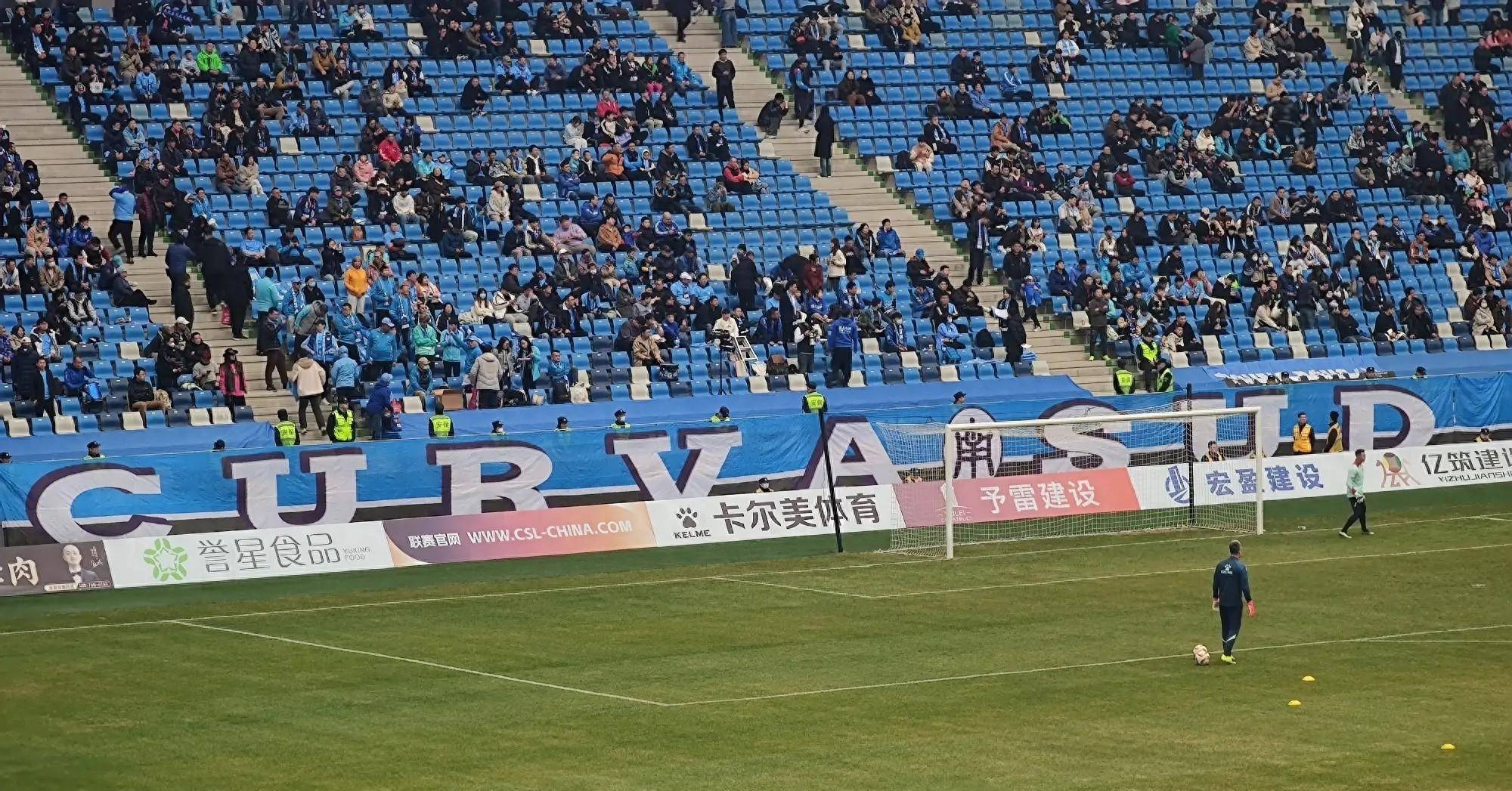 激情四射的足球战场：女队队员信心十足！