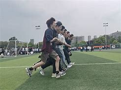 队员齐心协力共同进击，在关键时刻稳操胜券