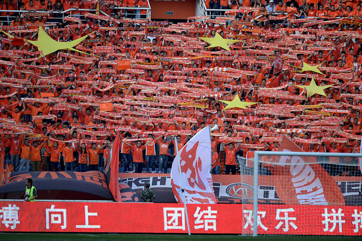 场上合作默契,球队团结一心向胜利前进 场上合作默契,球队团结一心向胜利前进