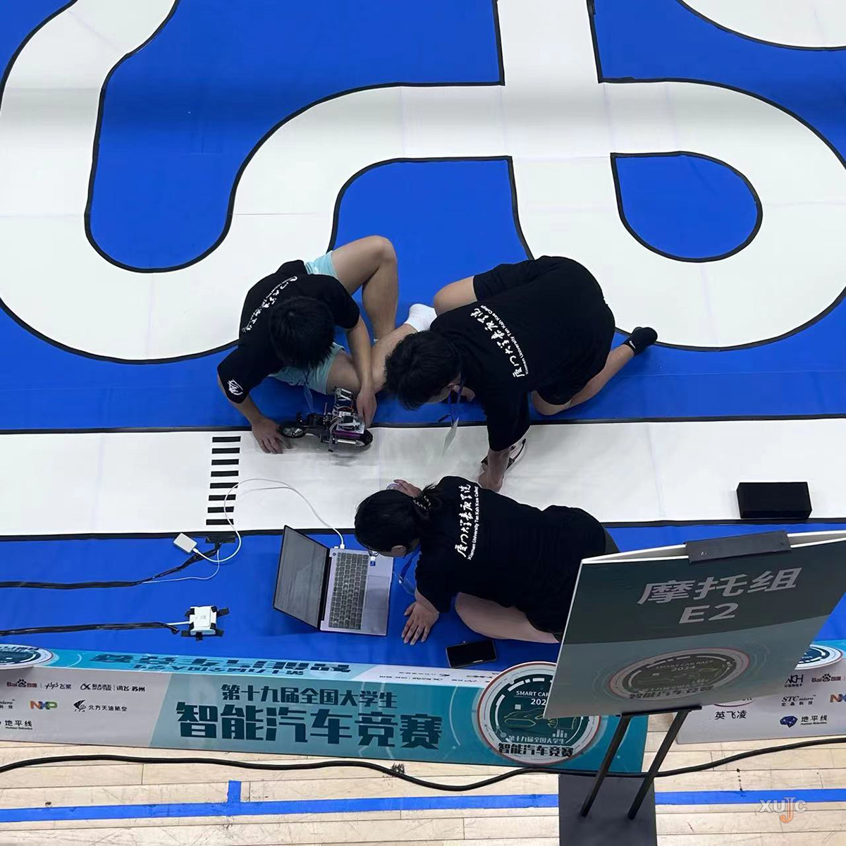 场上合作默契,球队团结一心向胜利前进 场上合作默契,球队团结一心向胜利前进