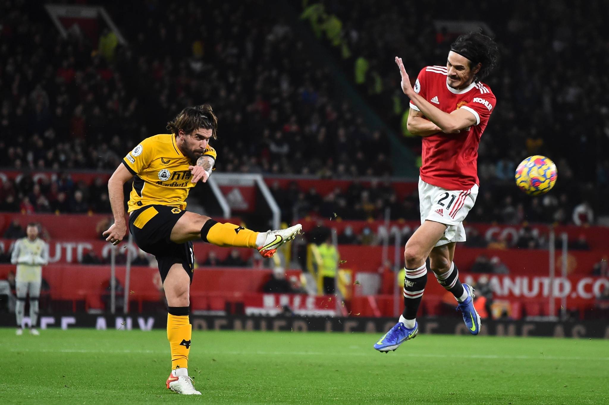 威廉希尔中文站-胜负悬疑的足球对决成为焦点，实力对比激烈