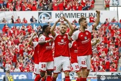 胜负悬疑的足球对决成为焦点,实力对比激烈 胜负悬疑的足球对决成为焦点,实力对比激烈