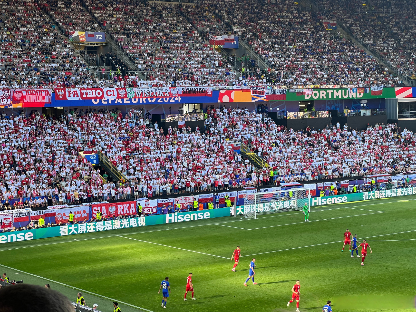 欧洲杯预选赛高潮迭起，球场兴奋不断