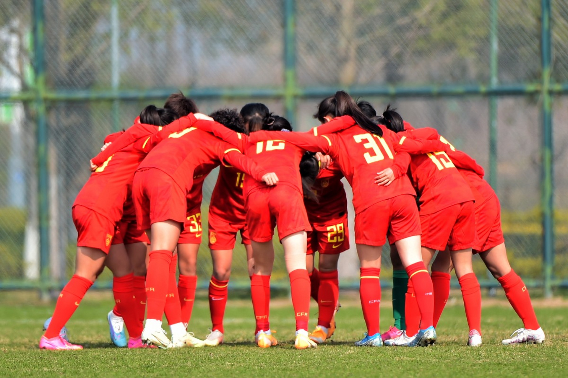 女足赛事现场欢乐迭起场面感人