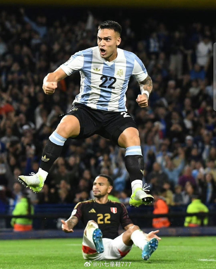 阿根廷球员在外国比赛中秀出绝技