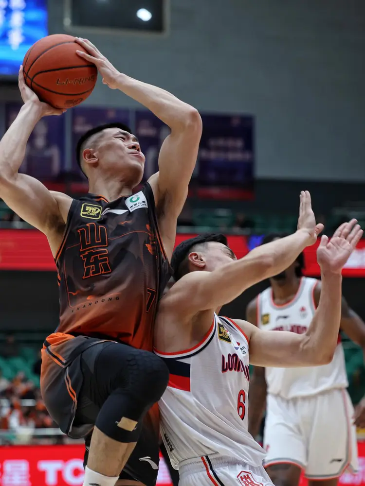 广东龙狮强敌山东,团队合作勇往直前 广东龙狮强敌山东,团队合作勇往直前