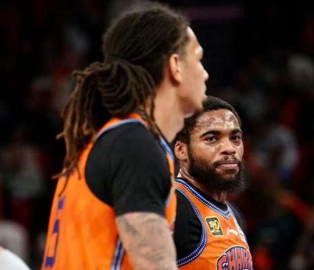 球队遭遇困境，教练组谋划应对下个对手