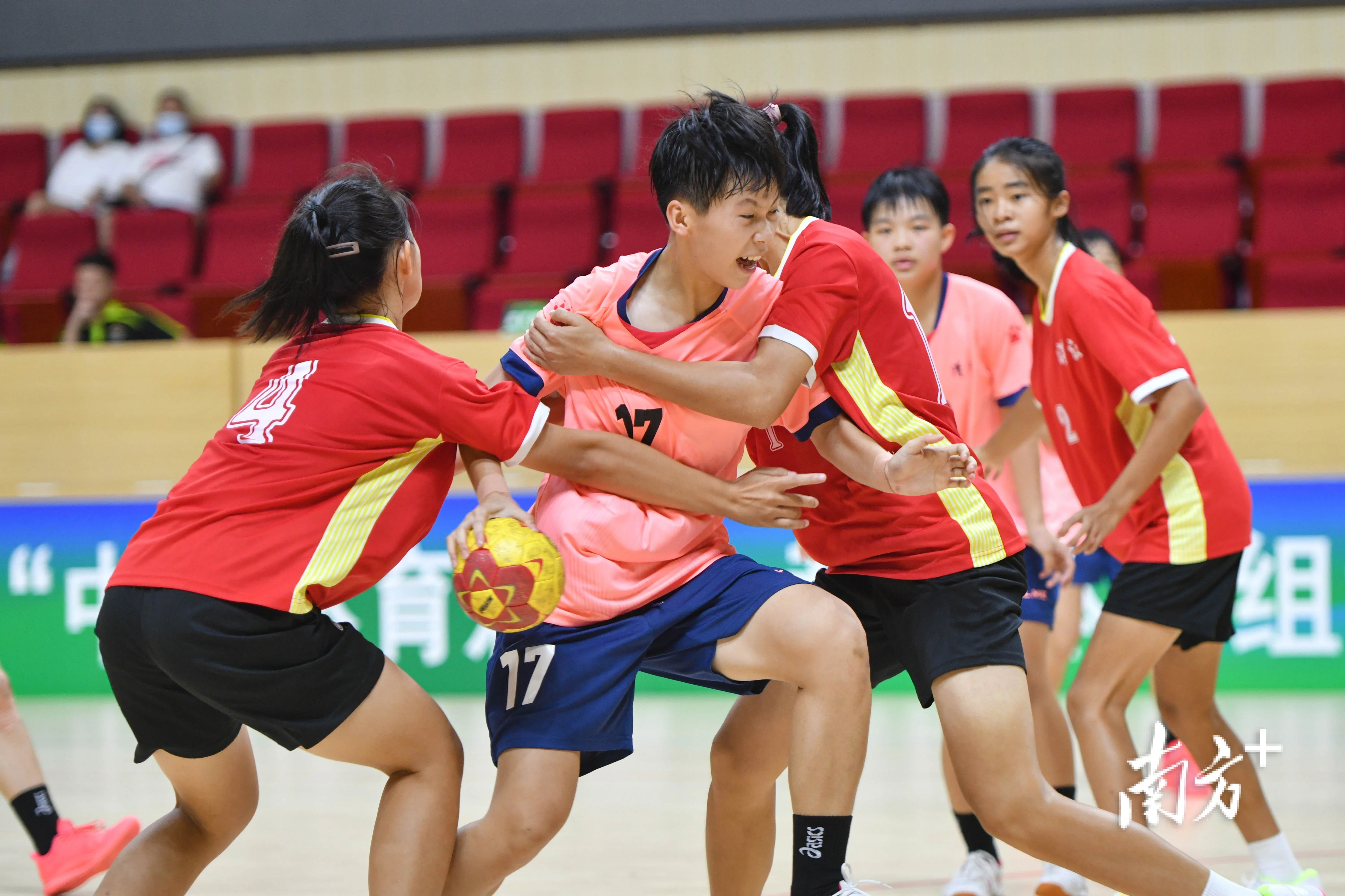 投石队突破重围进军决赛赛场