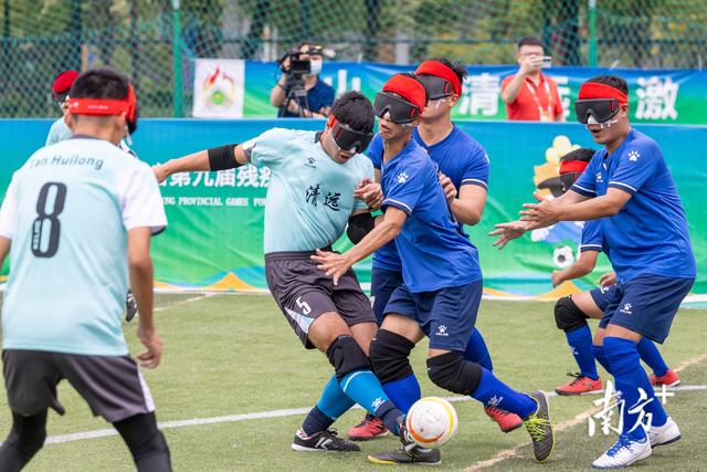 足球界首次举行盲人球员比赛，震撼世界