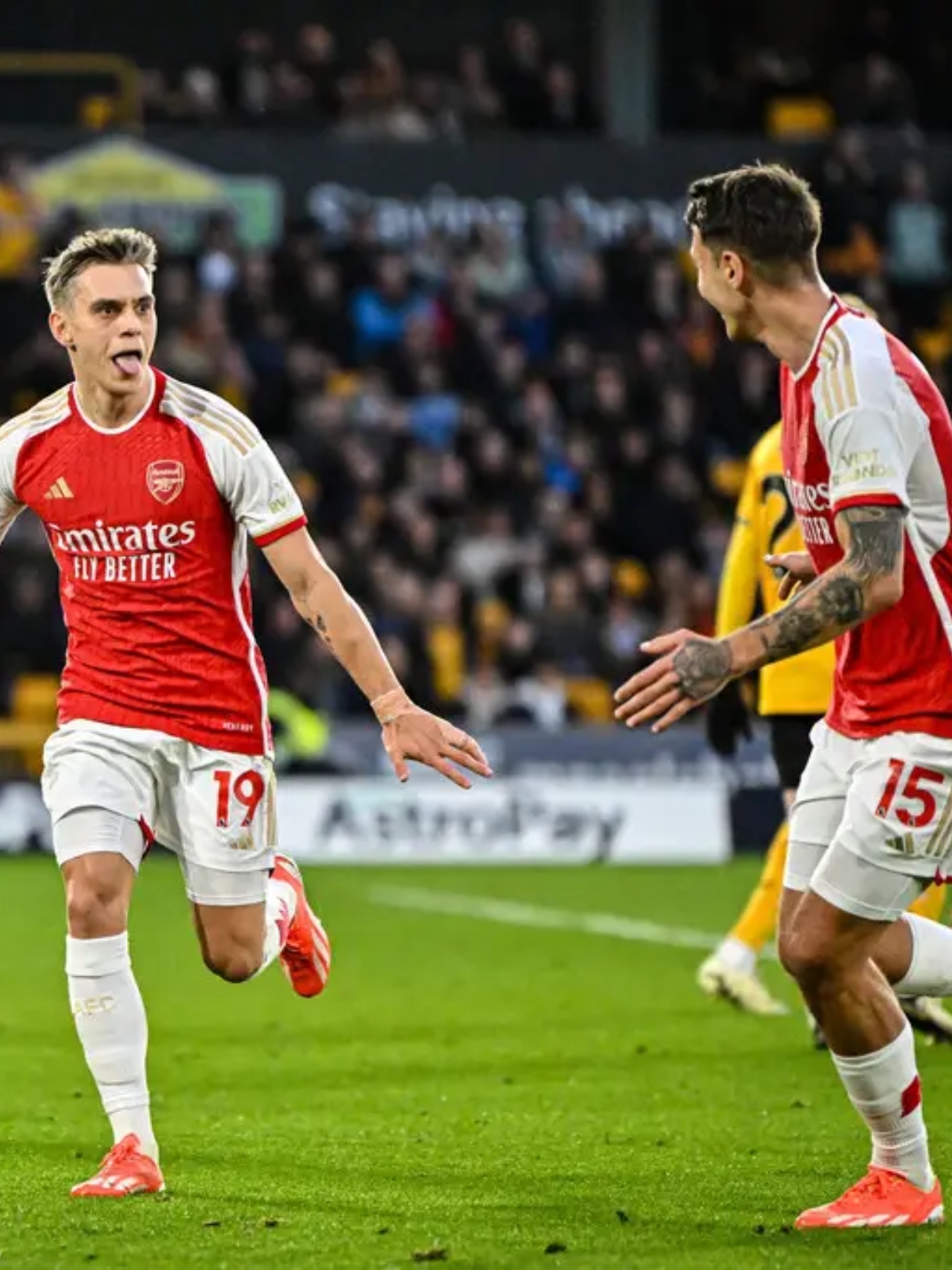 狼队客场取胜，英超挑战极力阻击