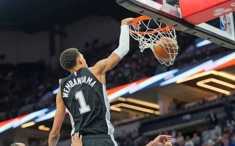 马刺再次遭遇挫败,季后赛形势岌岌可危 马刺再次遭遇挫败,季后赛形势岌岌可危