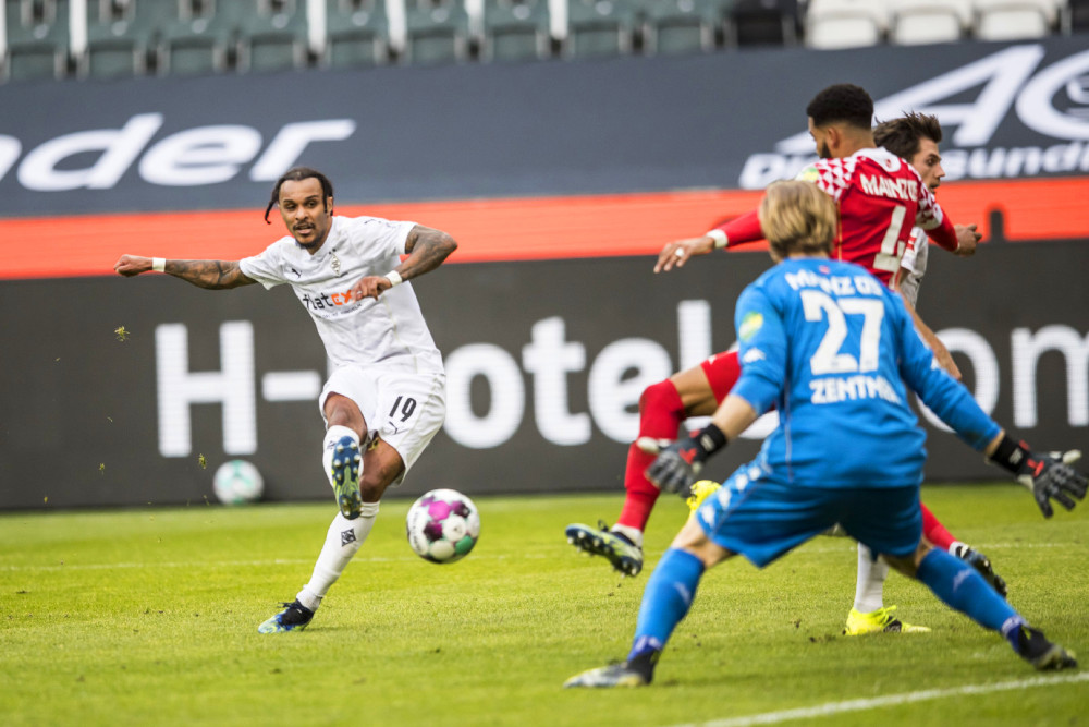 球队状态神勇，稳占榜首位置