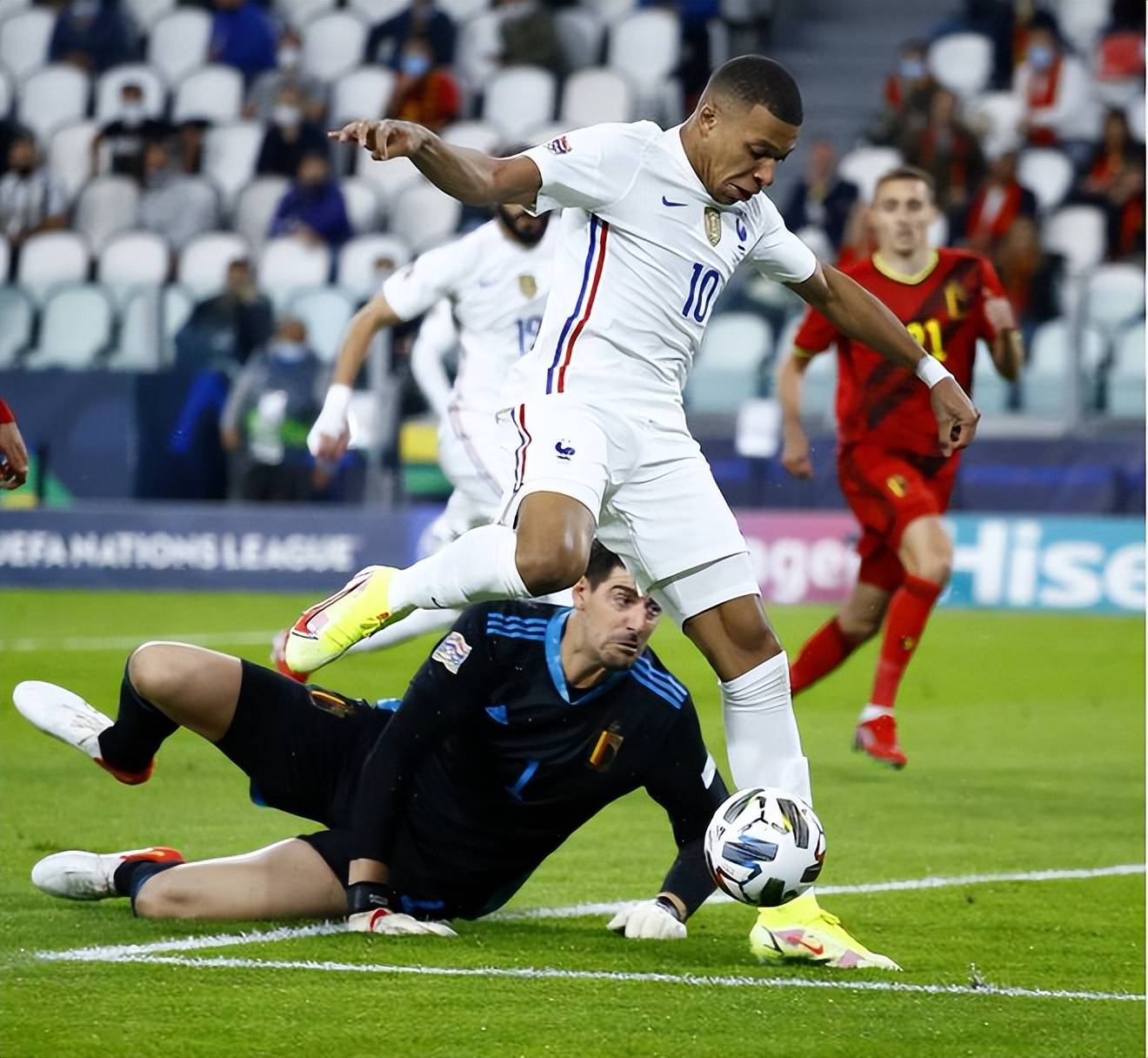 欧国联比赛强队对决爆发，球风风情