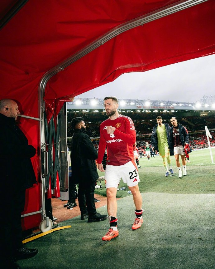 曼联老将发威，带领球队昂首挺进