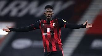 比利亚雷亚尔中卫连续表现出色，成为球队一哥