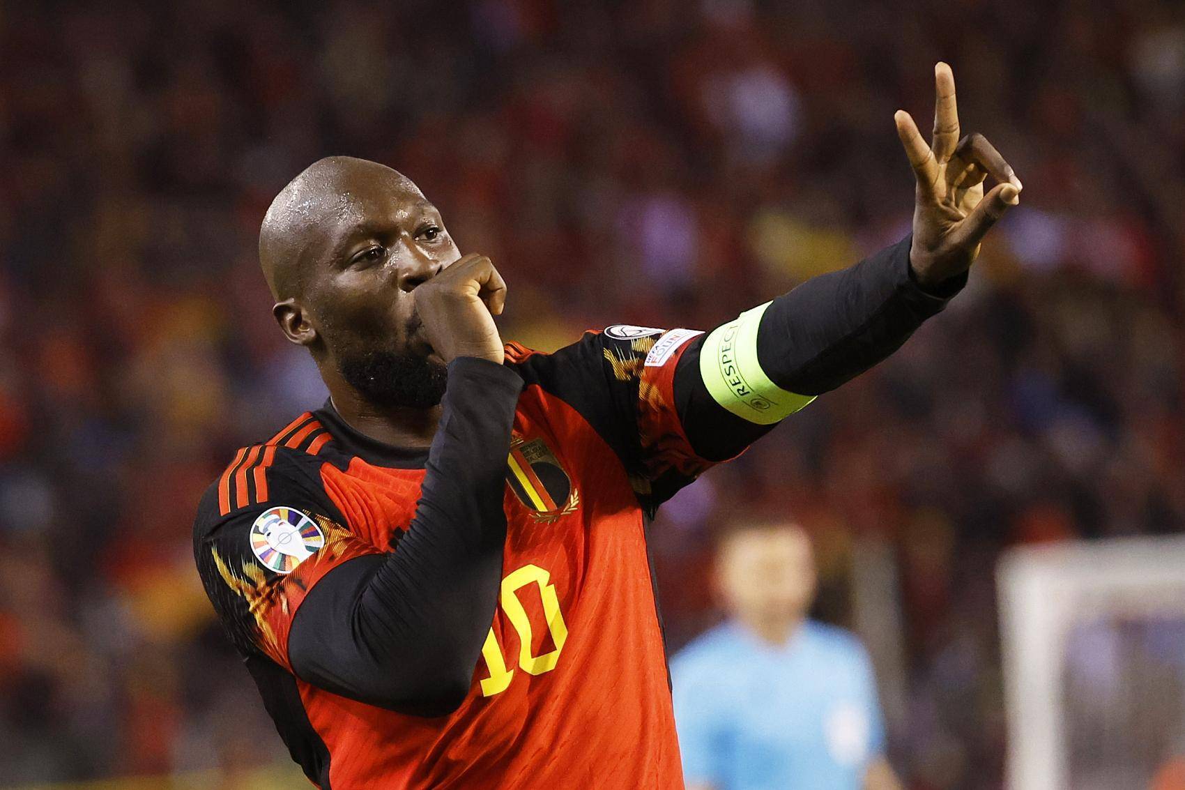 点燃激情！欧预赛比赛舞台璀璨，球员士气越发旺盛