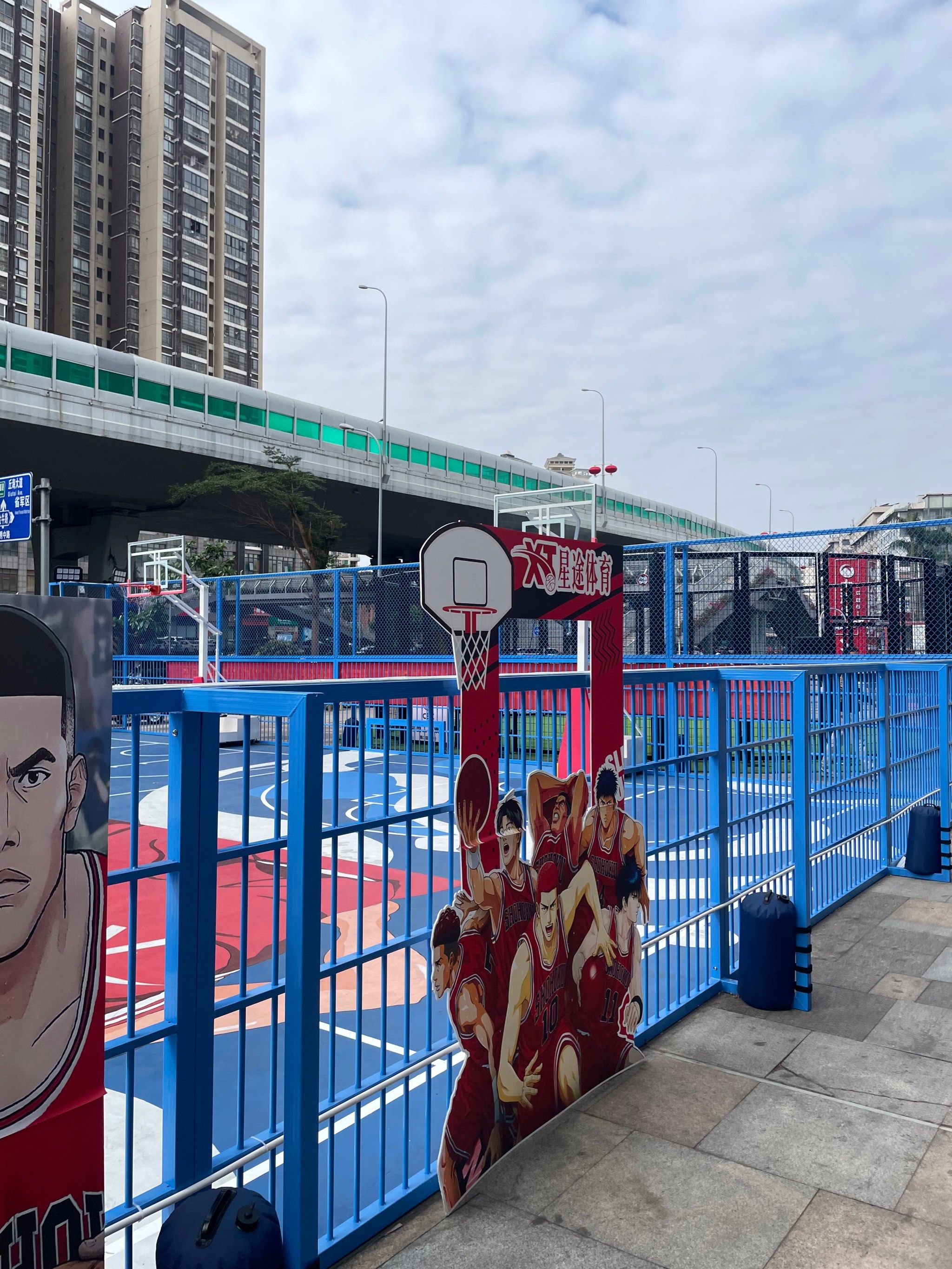 篮球室外公共训练场举行开放日，吸引广大市民