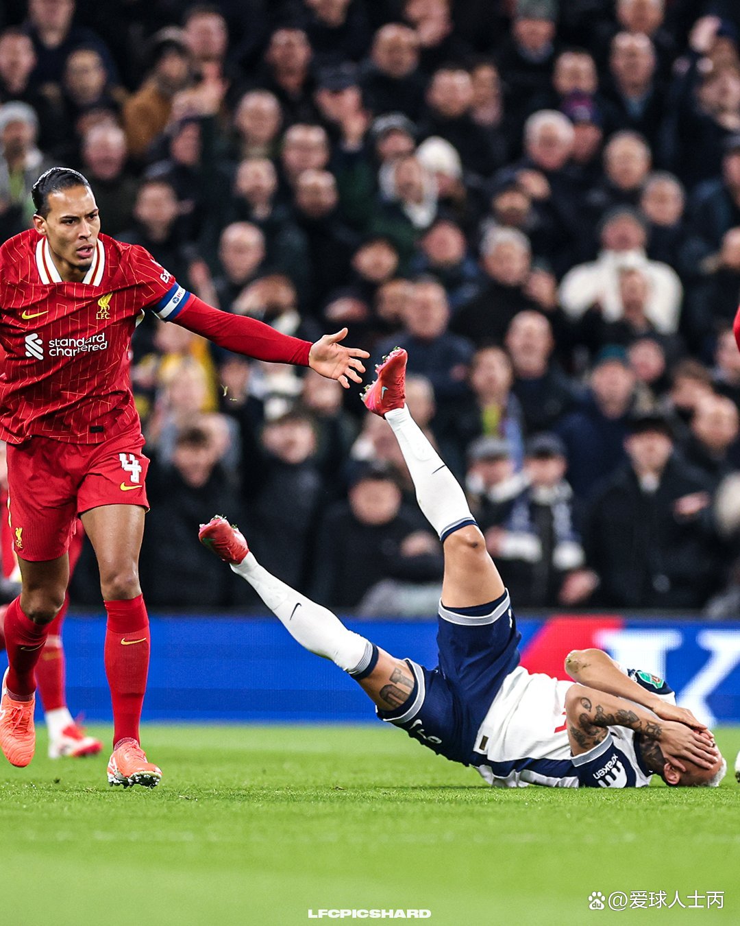 利物浦球员卡瓦略，精彩进球助攻轻松取胜
