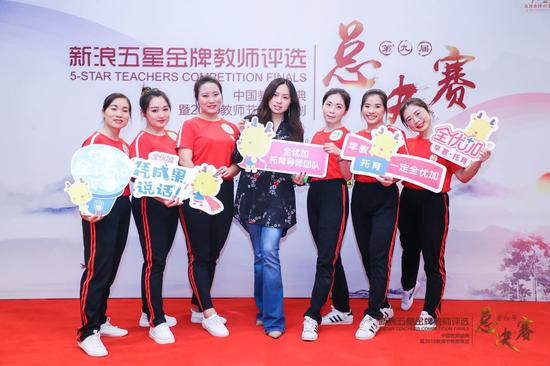 希腊女足在国际锦标赛中展现团队实力