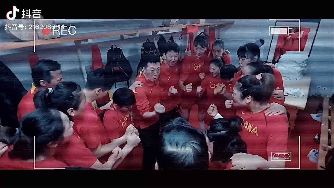 巴西女篮队员乘风破浪，夺得比赛胜利