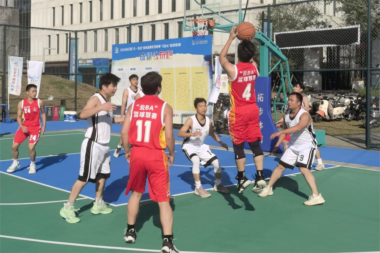 篮球比赛现场热闹非凡,队员们各显神通,精彩篮球赛事绝对过瘾 篮球比赛现场热闹非凡,队员们各显神通,精彩篮球赛事绝对过瘾