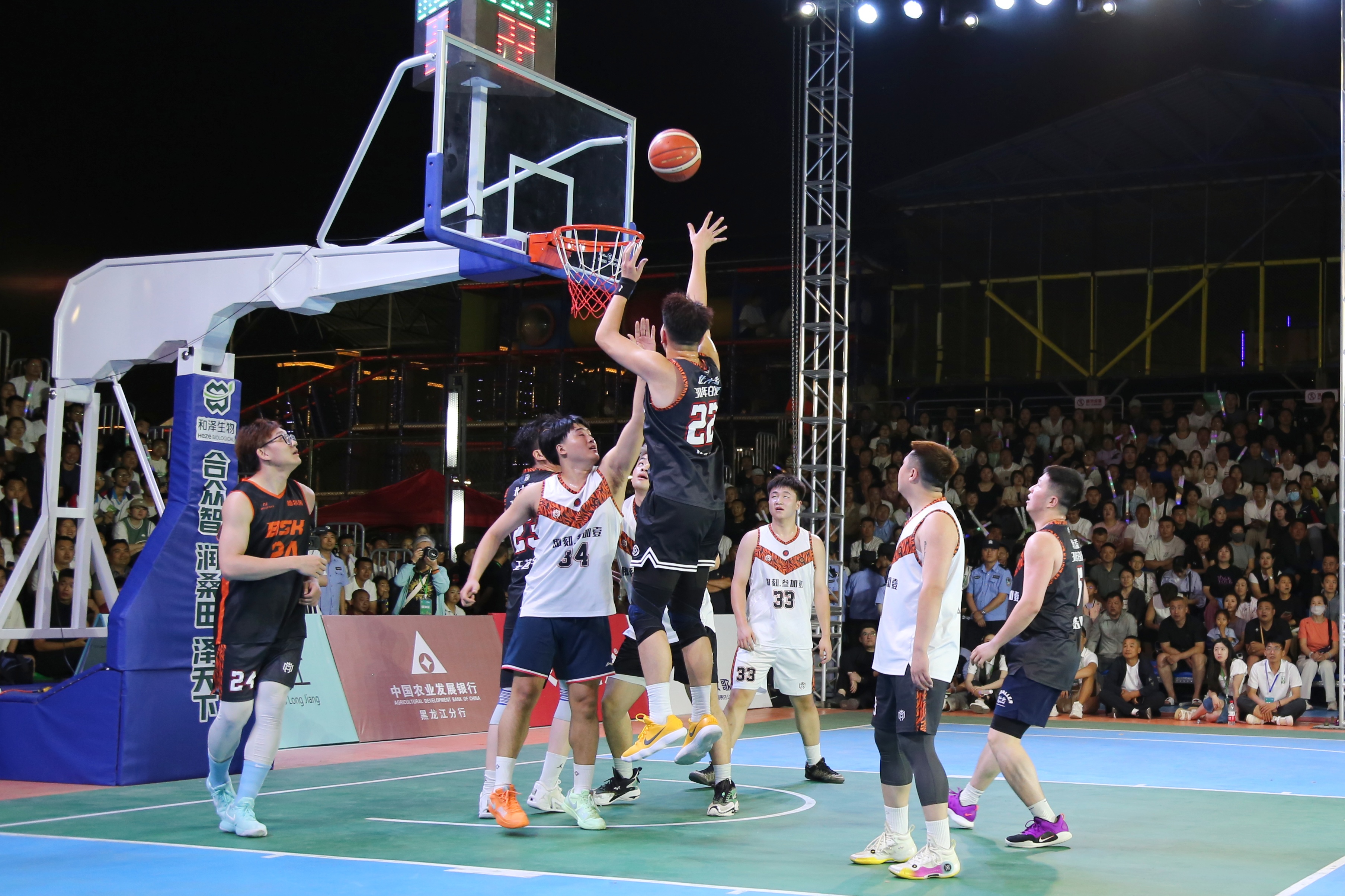 篮球比赛现场热闹非凡,队员们各显神通,精彩篮球赛事绝对过瘾 篮球比赛现场热闹非凡,队员们各显神通,精彩篮球赛事绝对过瘾