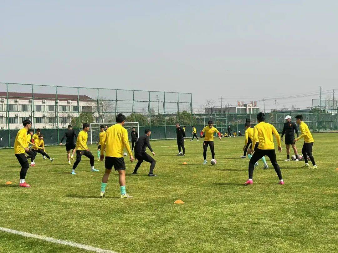 信心满满！某队球员们充满信心备战比赛