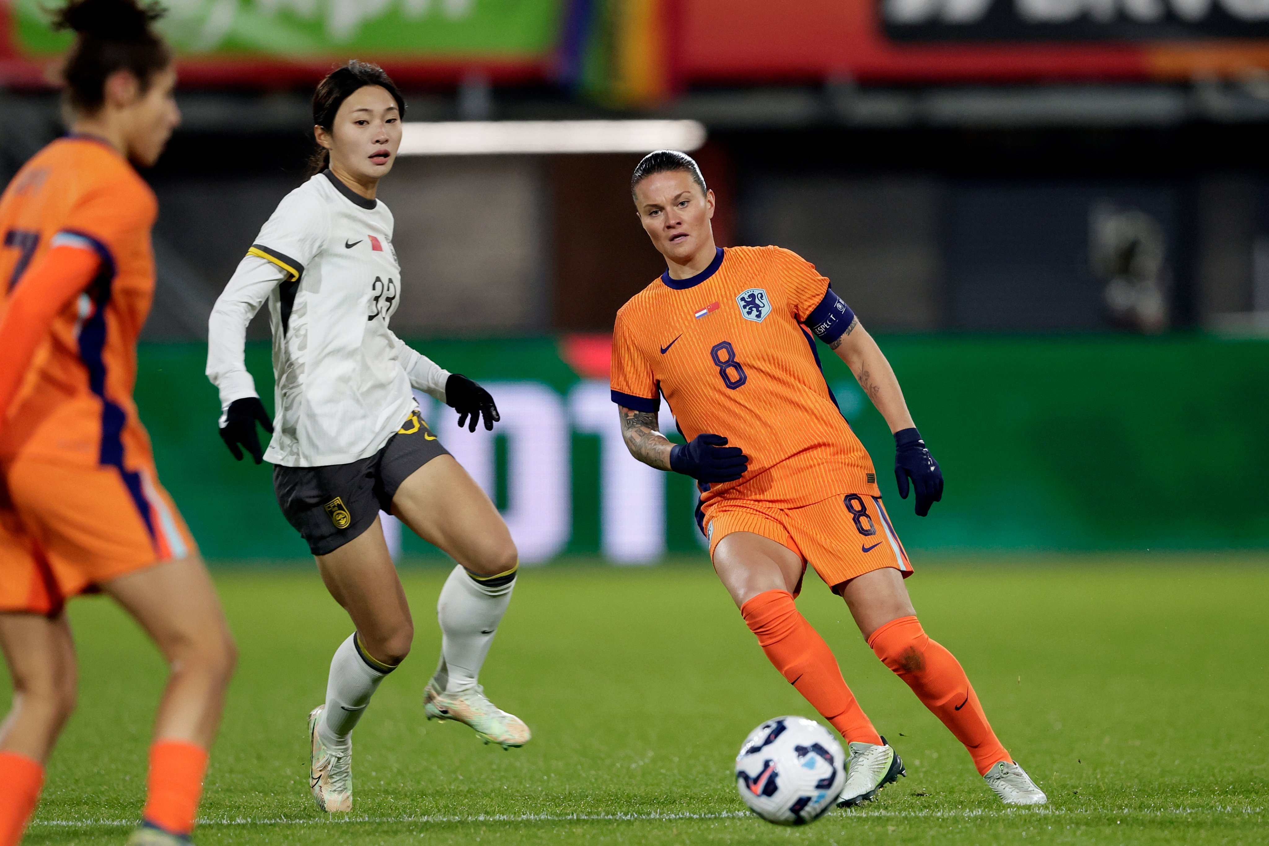 荷兰女足全员备战，雄心勃勃要夺冠
