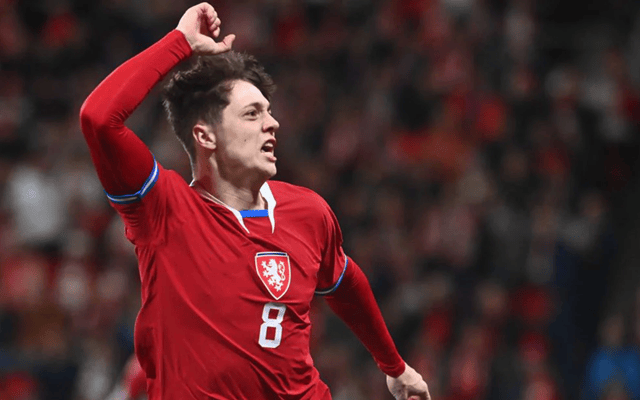 捷克队踢出精彩进攻，夺得胜利