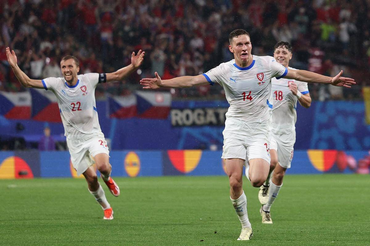 捷克队踢出精彩进攻，夺得胜利