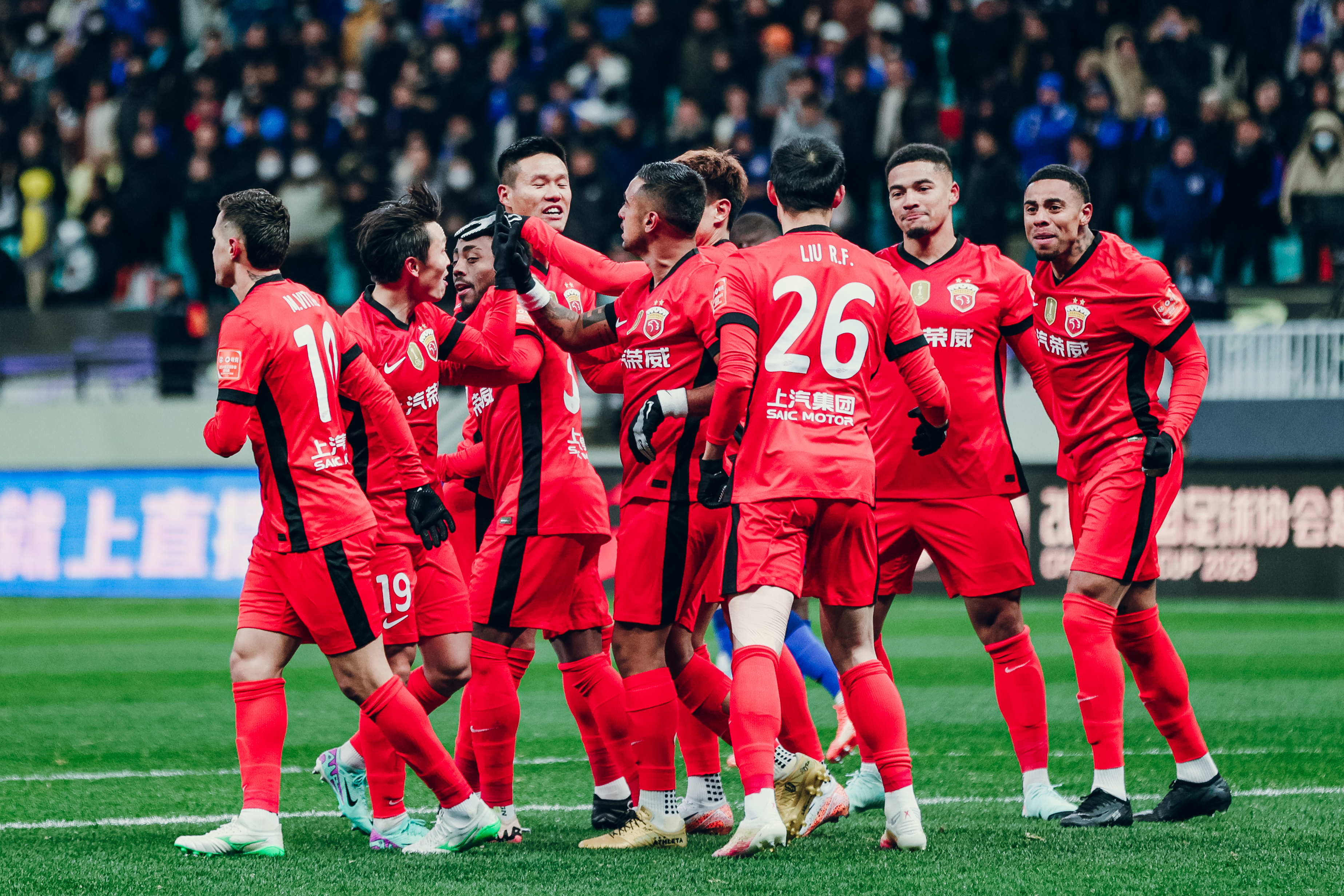 足球联赛烽烟四起，各队团战擂台热烈