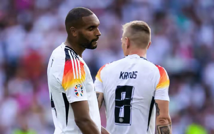 欧预赛赛程激烈紧张,每一轮比赛都引发热议 欧预赛赛程激烈紧张,每一轮比赛都引发热议