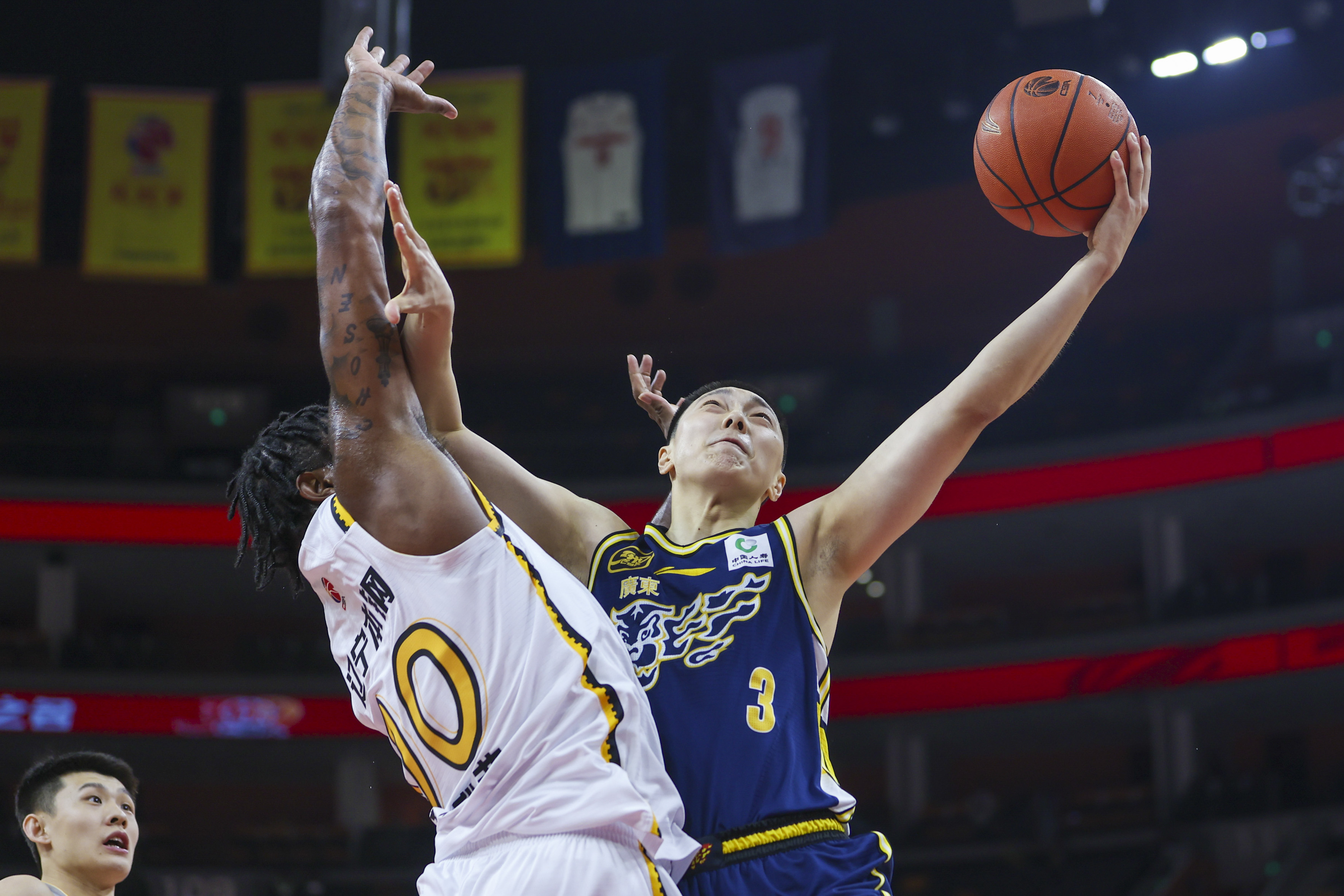 新一轮篮球比赛激战,球员们拼尽全力 新一轮篮球比赛激战,球员们拼尽全力