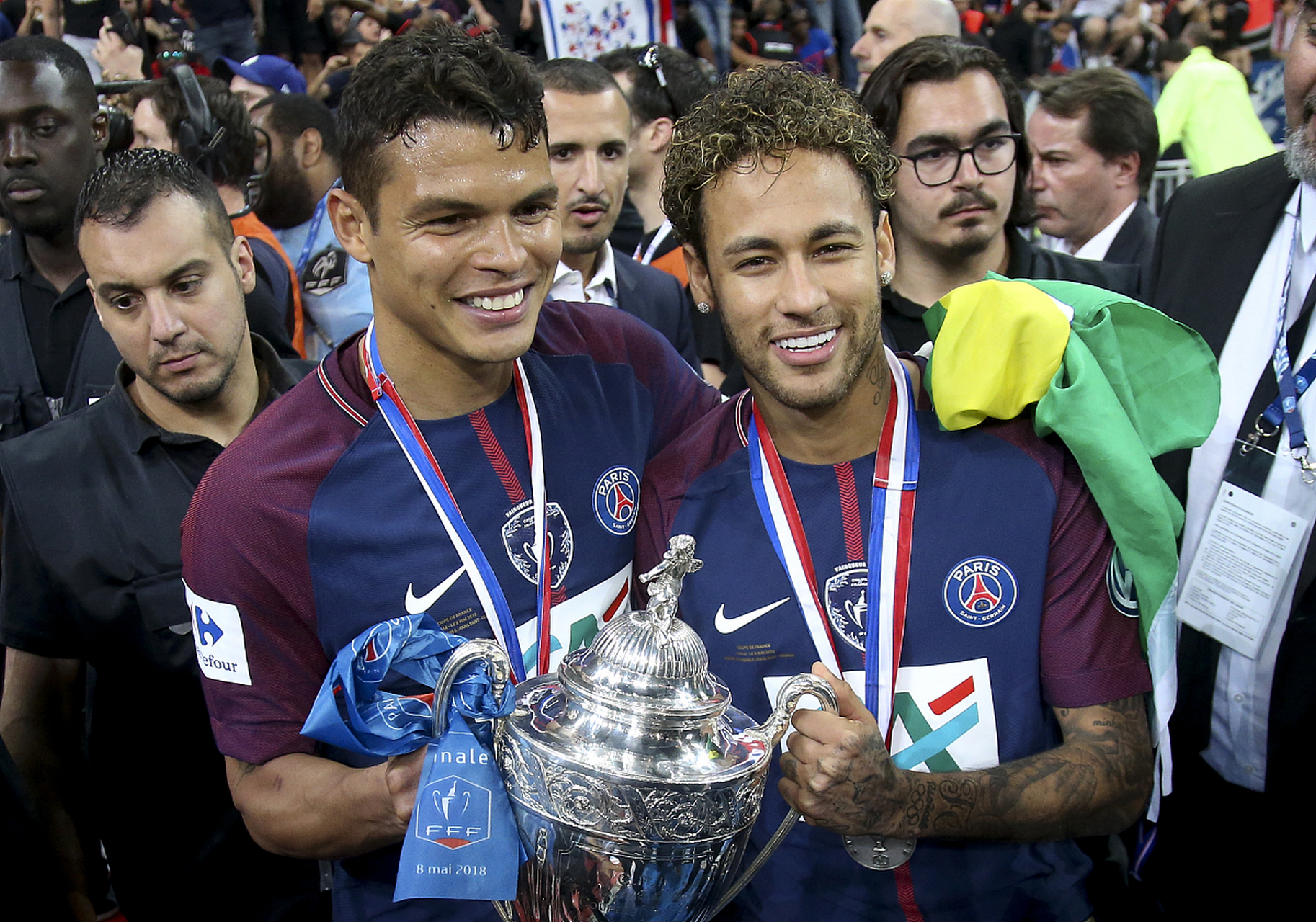 巴黎球迷欢呼胜利，球队实力不可忽视