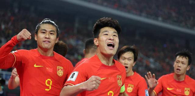 澳大利亚游泳选手团队战胜强敌，夺金