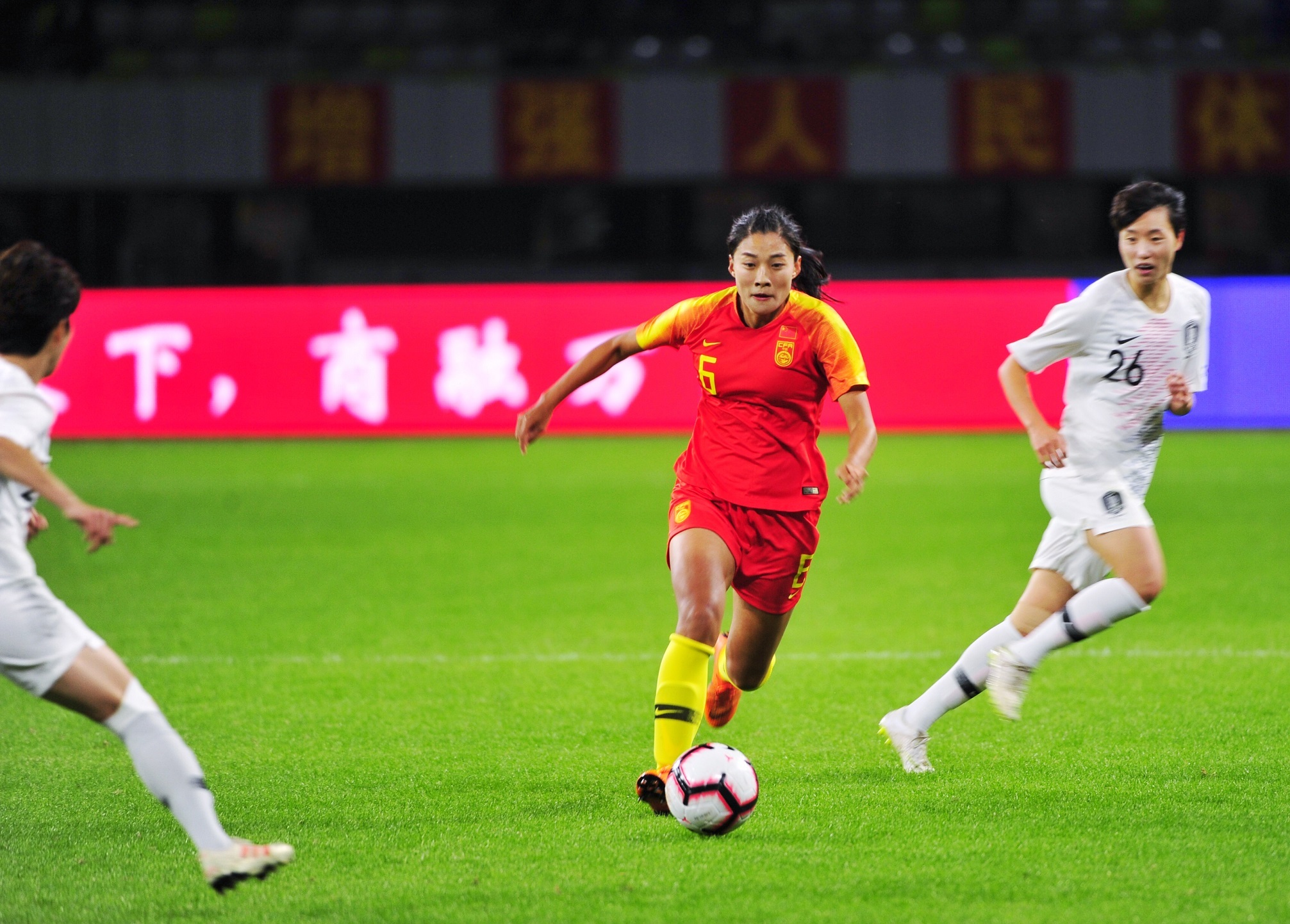 女子足球赛事中，中国队获得显著成绩