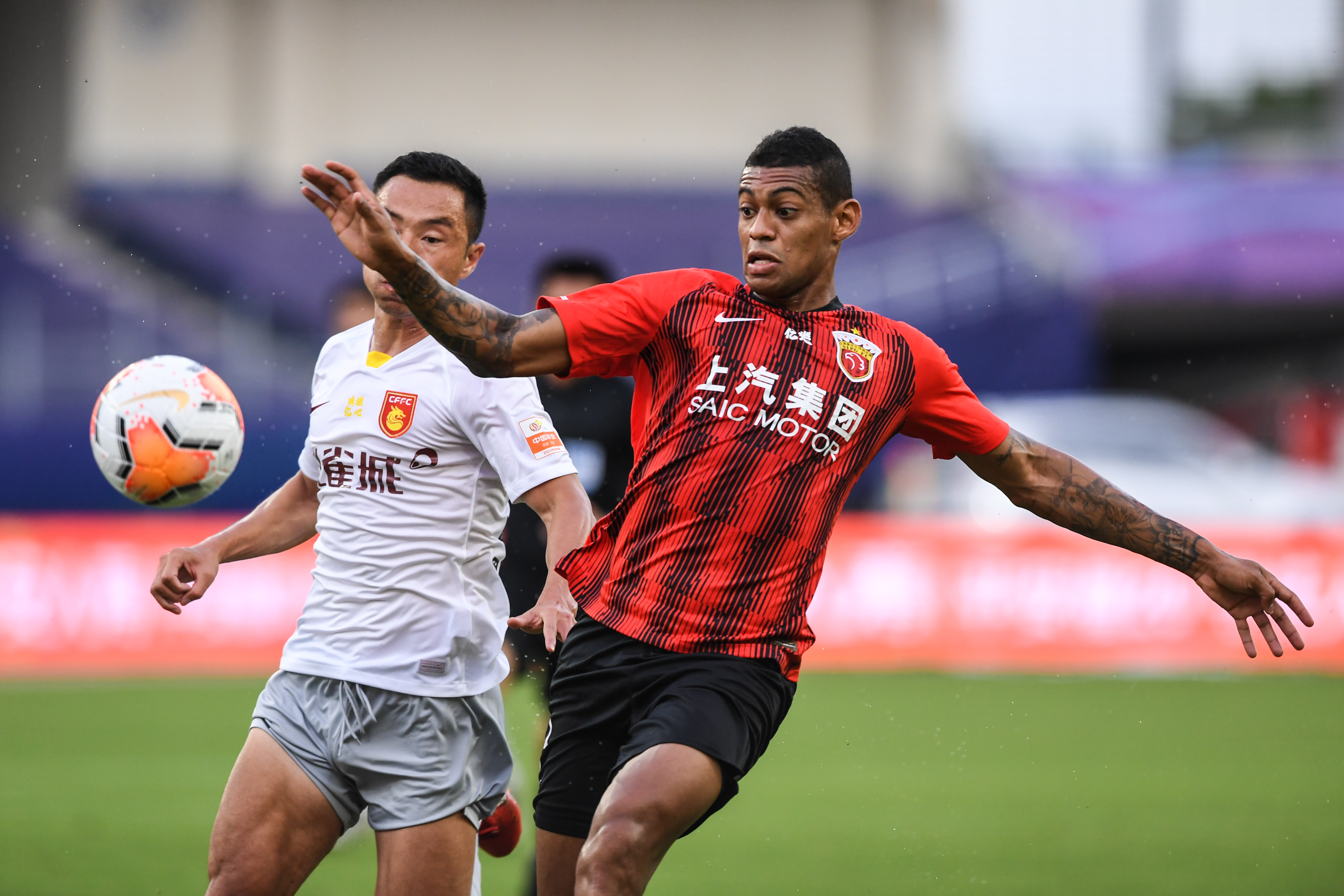 上港客场力擒泰达，重回前四