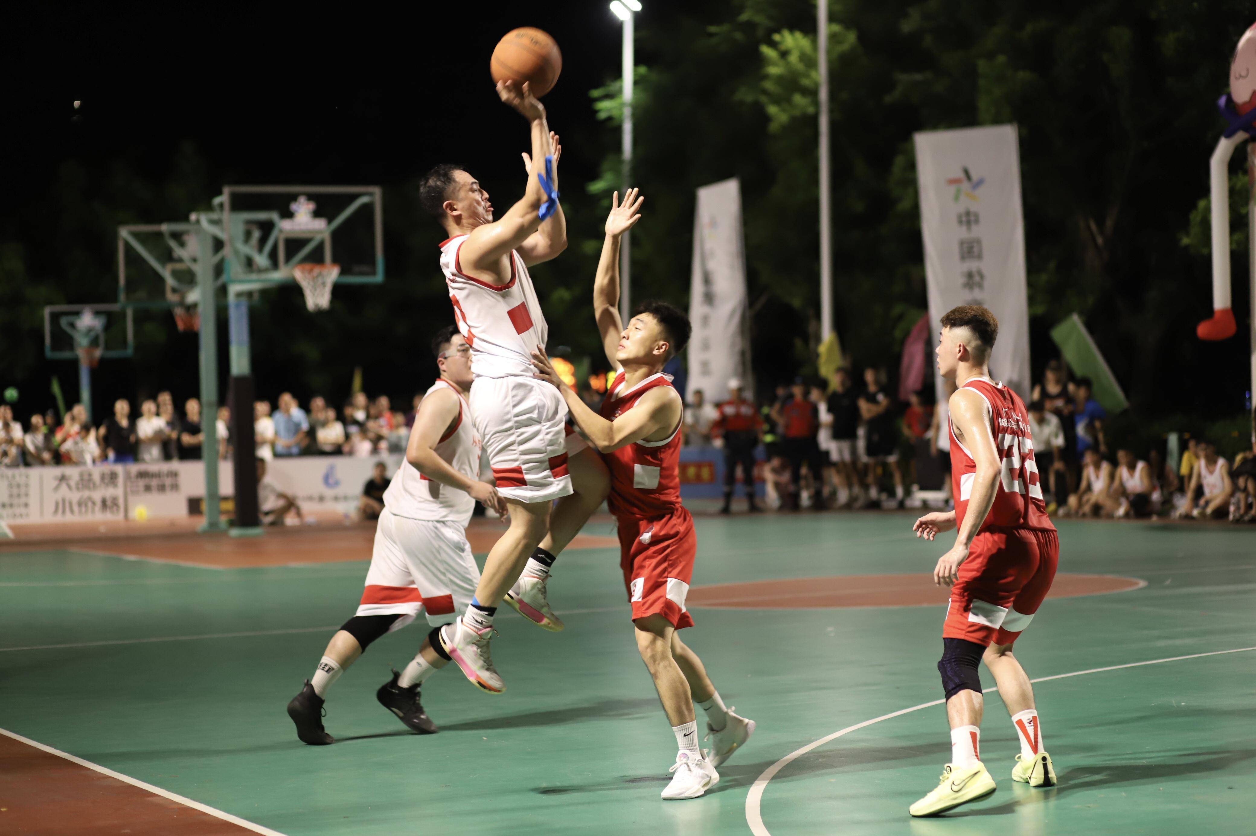 精妙的传球，高空飞翔的灌篮，比赛精彩激烈