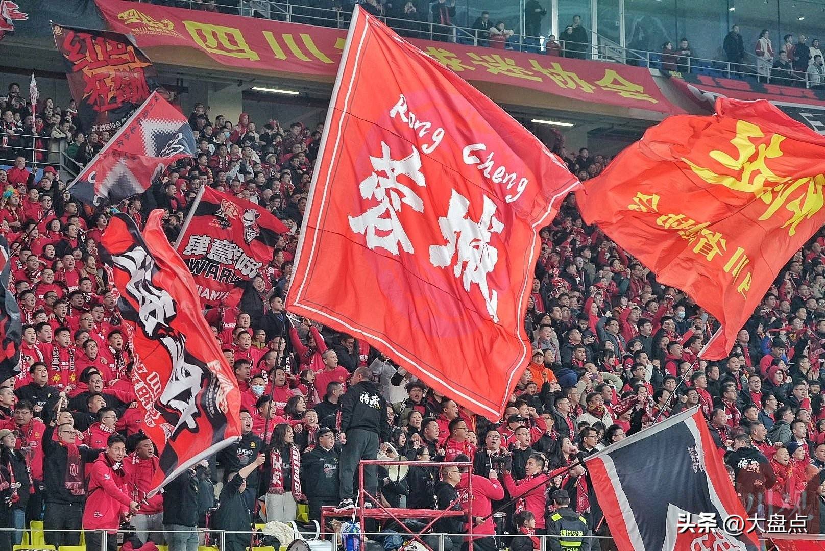 足球赛场上精彩纷呈，国内联赛成为热门话题