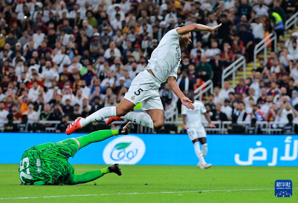 西班牙国内足球挑战赛场上展开，球员展现实力