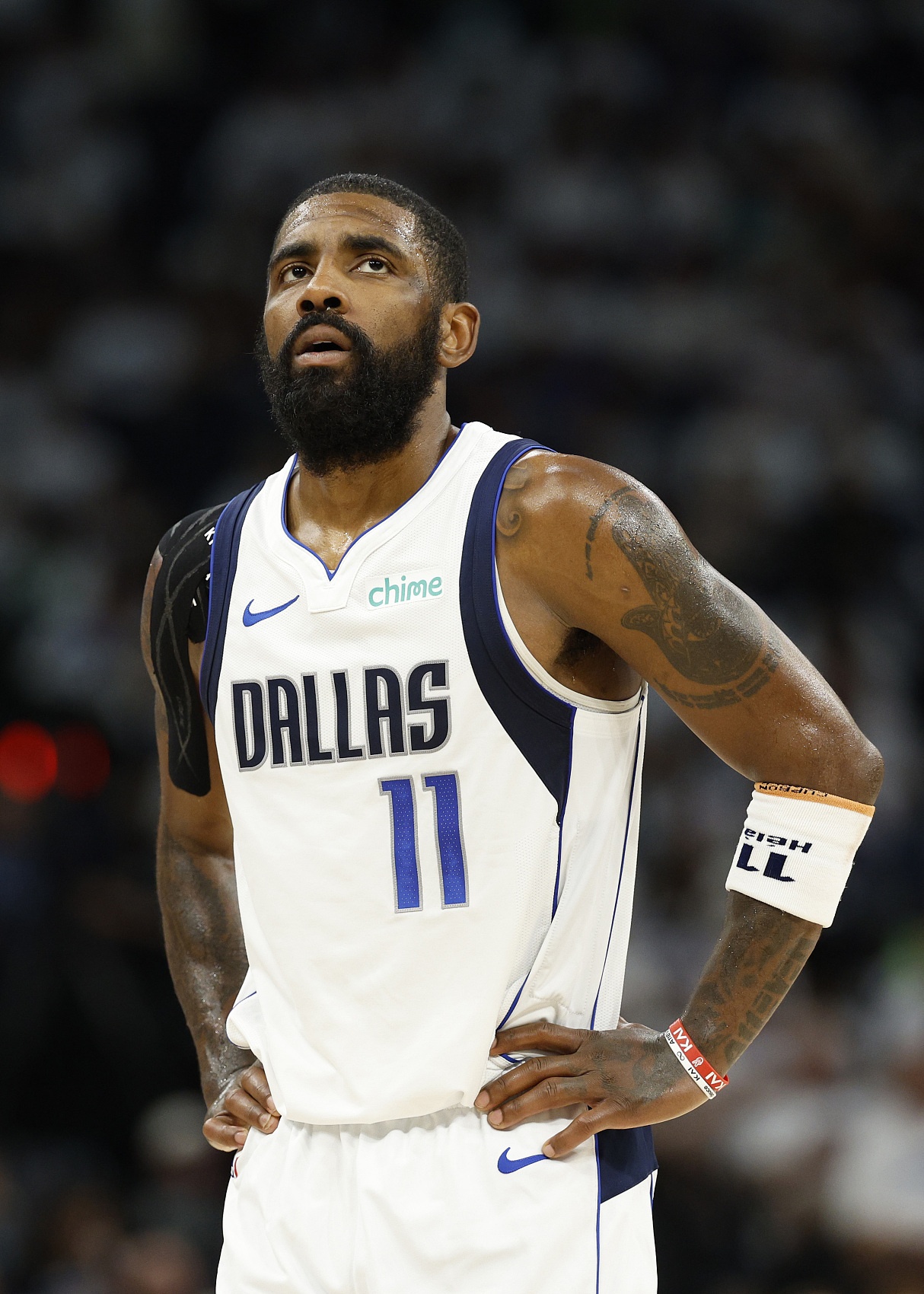 欧文再现神奇表现，凯尔特人夺得关键胜利保住晋级希望