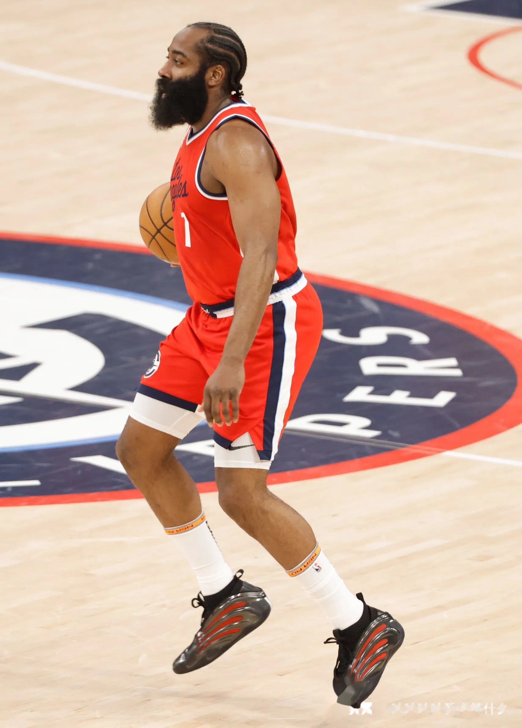 重返巅峰！哈登争夺得分王，球队实力蓄势待发