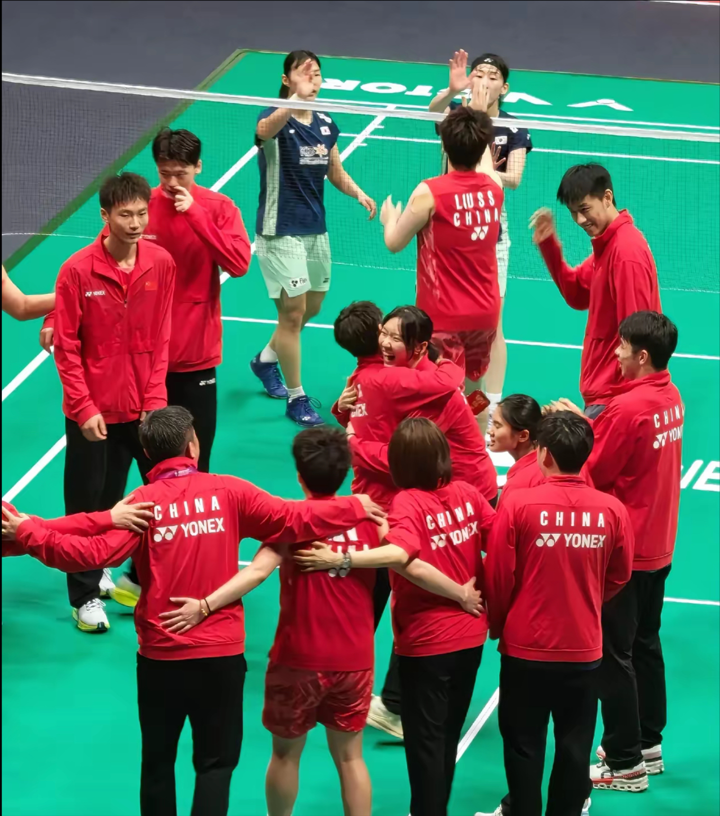 比赛中球员们展现了卓越的技术和团队合作，赢得了观众的喝彩